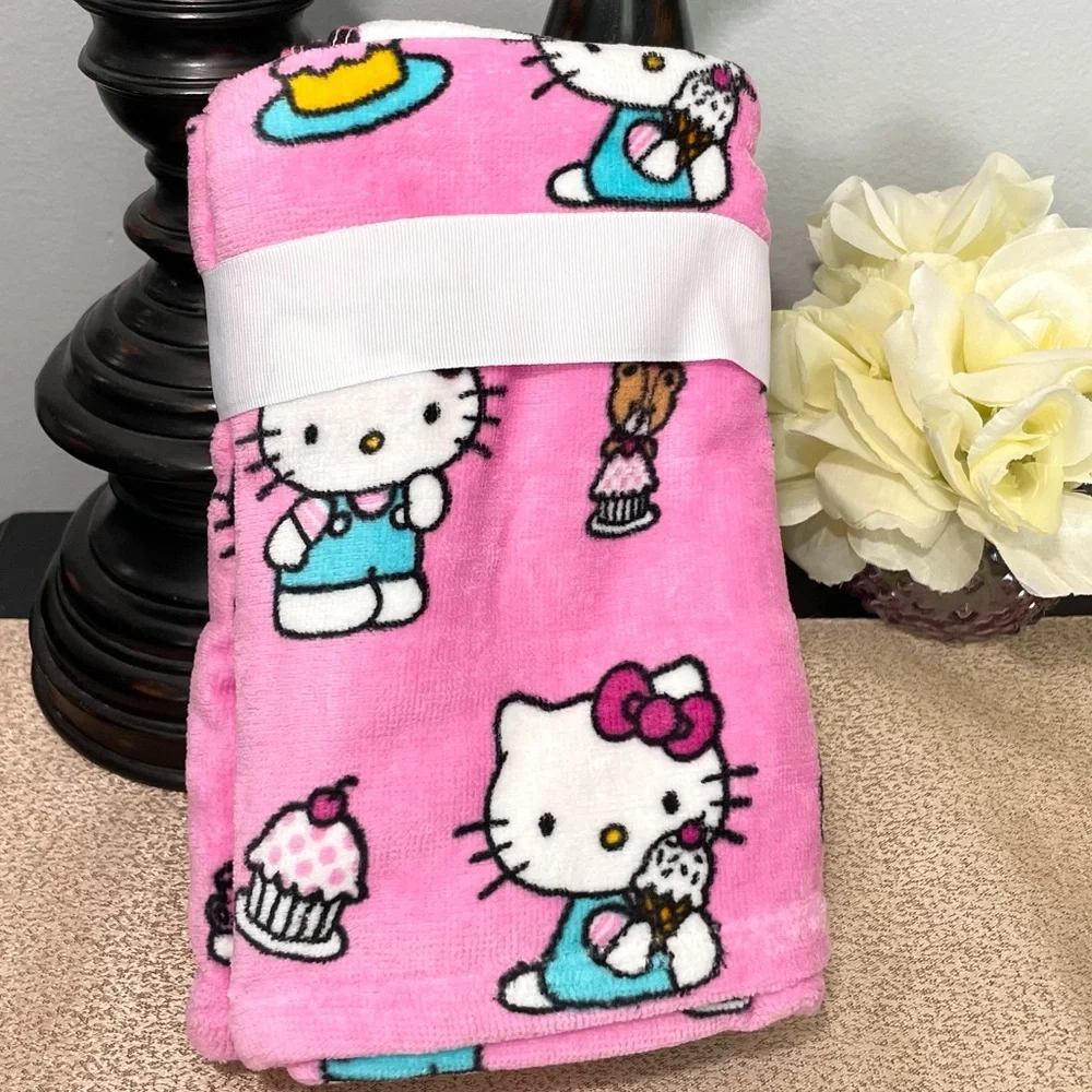 NWT Set of 2 HELLO KITTY Hand Towels